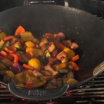 Угольный гриль Weber: овощи в воке